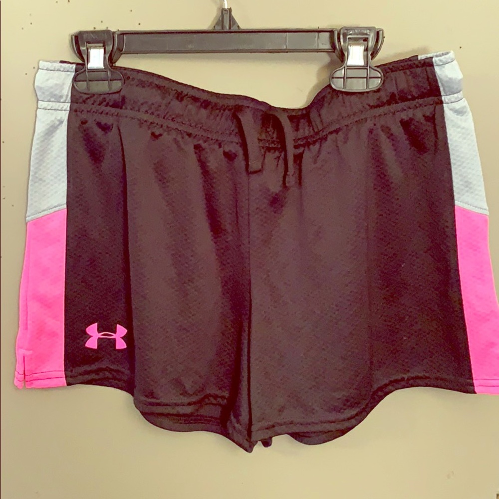Under Armour girls XL short. Lightly worn.